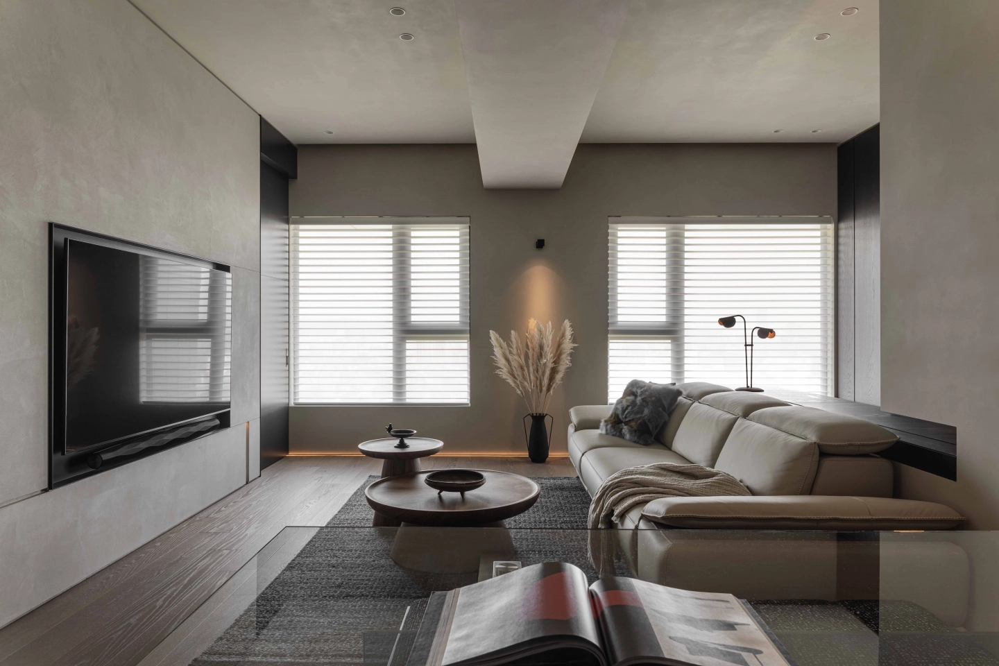 米灰色電動沙發搭配於淺色系室內裝修的實際案例圖