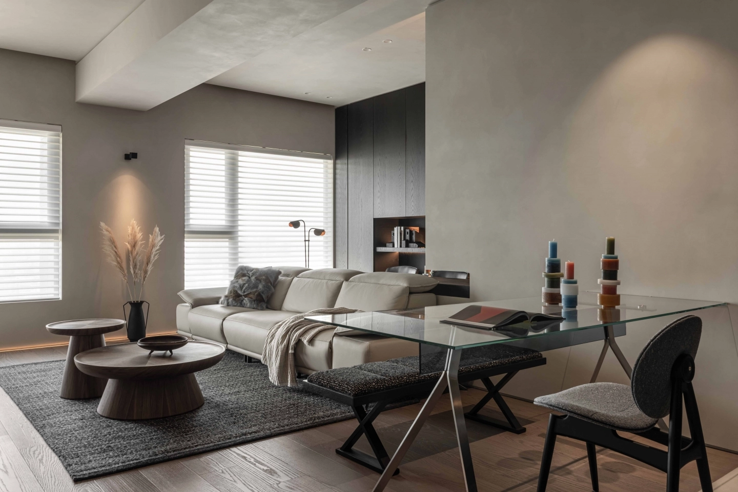 於新北市的新成屋案例由TINI蒂尼家俬配置的全組牛皮電動沙發