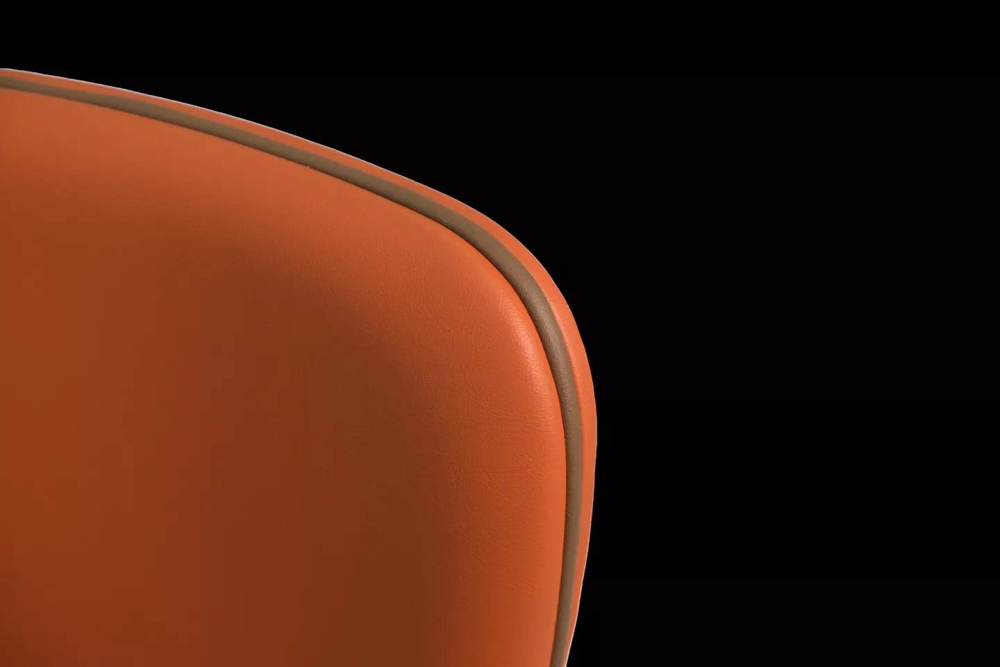 橘色椅背滾邊設計細節