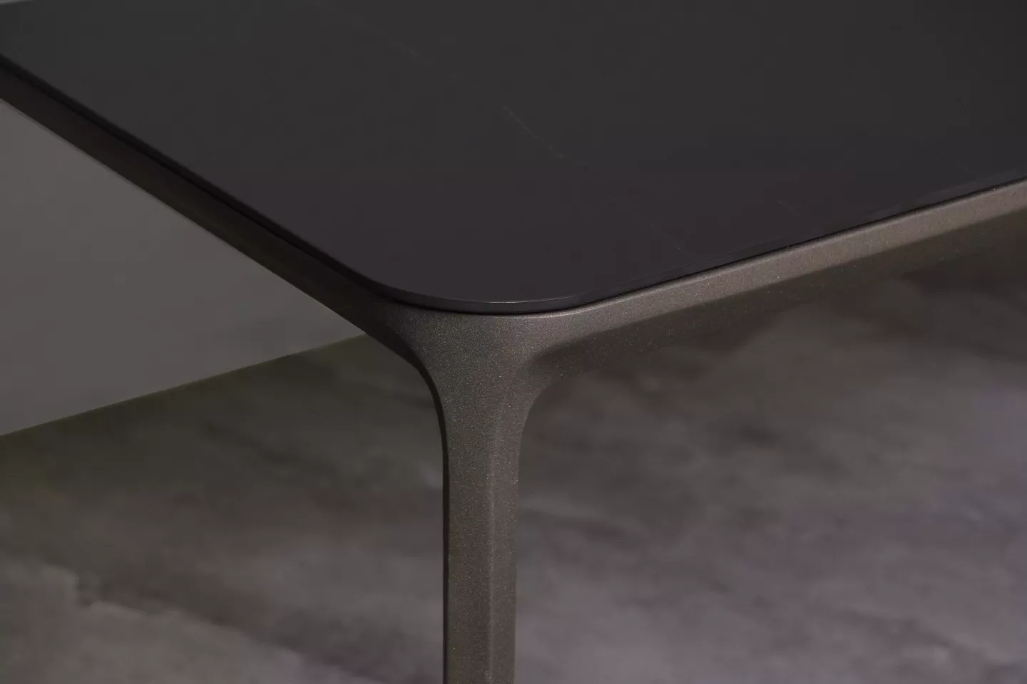 陶板/岩板餐桌 桌腳細節照片