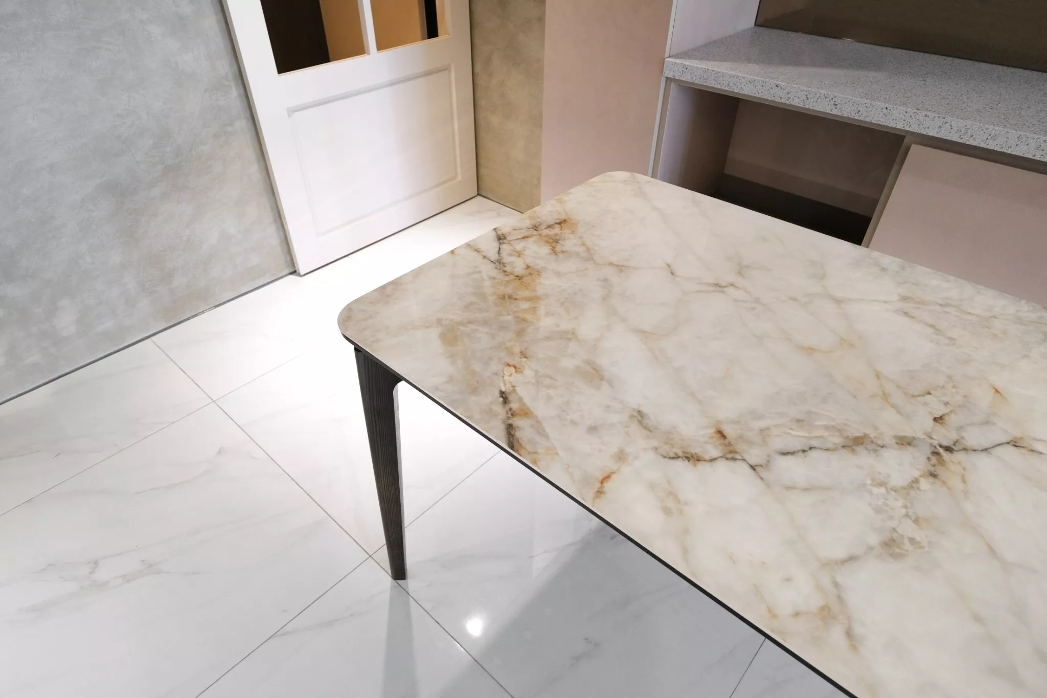 西班牙製陶板製作為實木餐桌的桌面