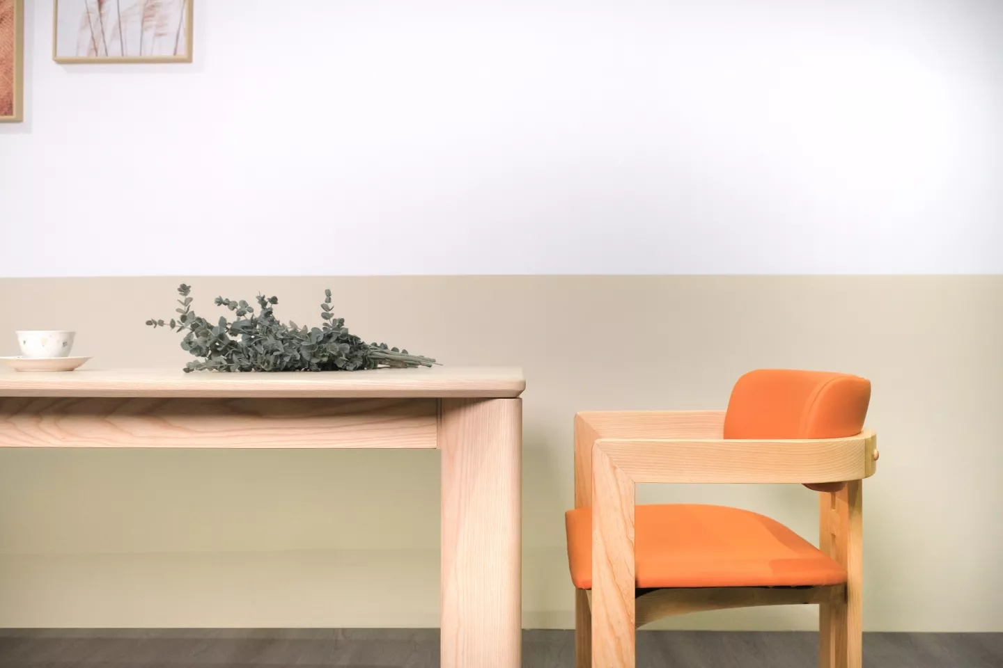 實木梣木餐桌餐椅情境照片