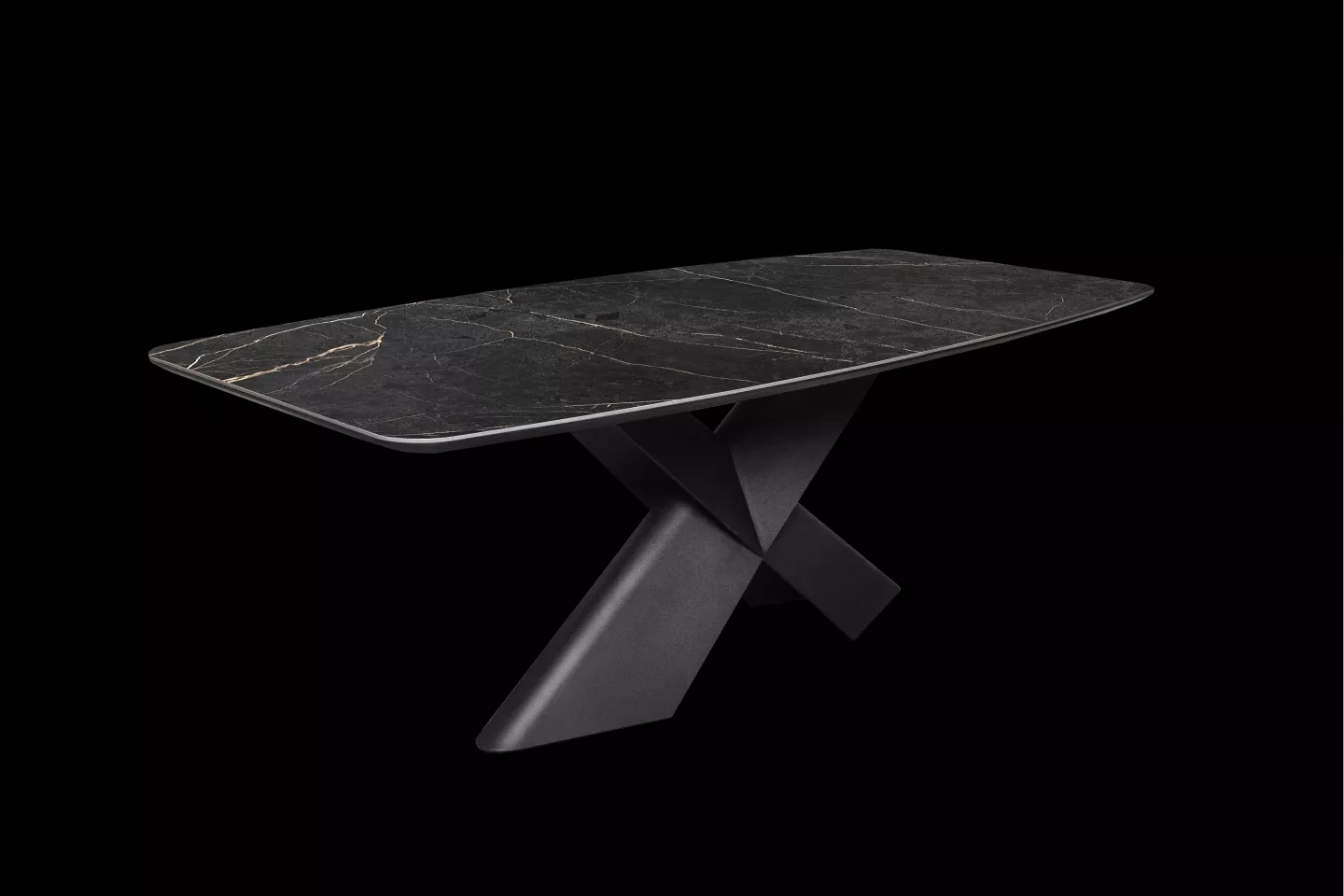 義大利製黑金線陶板製作的餐桌桌面