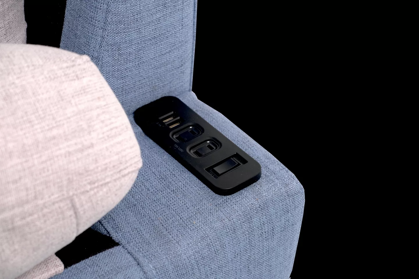 棉麻布沙發,蒂尼TINI T53型沙發細節照片含有USB充電孔及兩孔插座充電孔