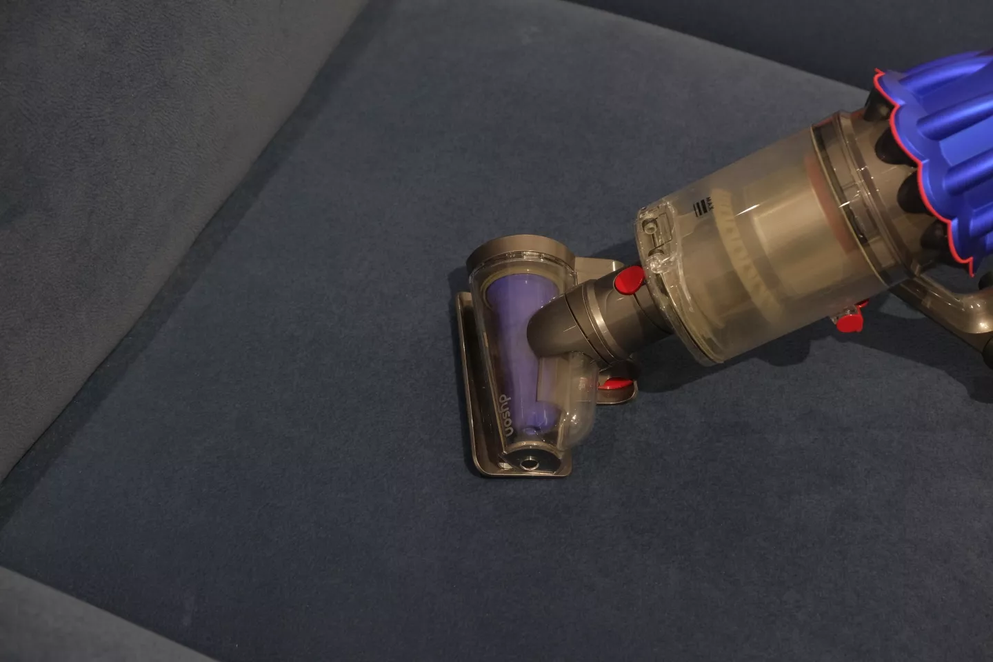 布沙發使用吸塵器除塵蟎及髒污示意圖