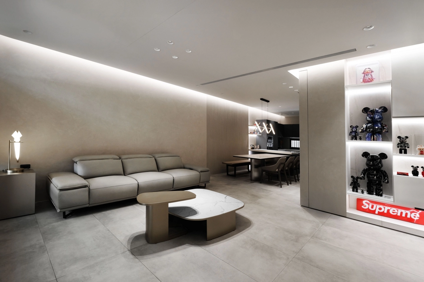 客廳擺設陶板訂製茶几與牛皮電動沙發