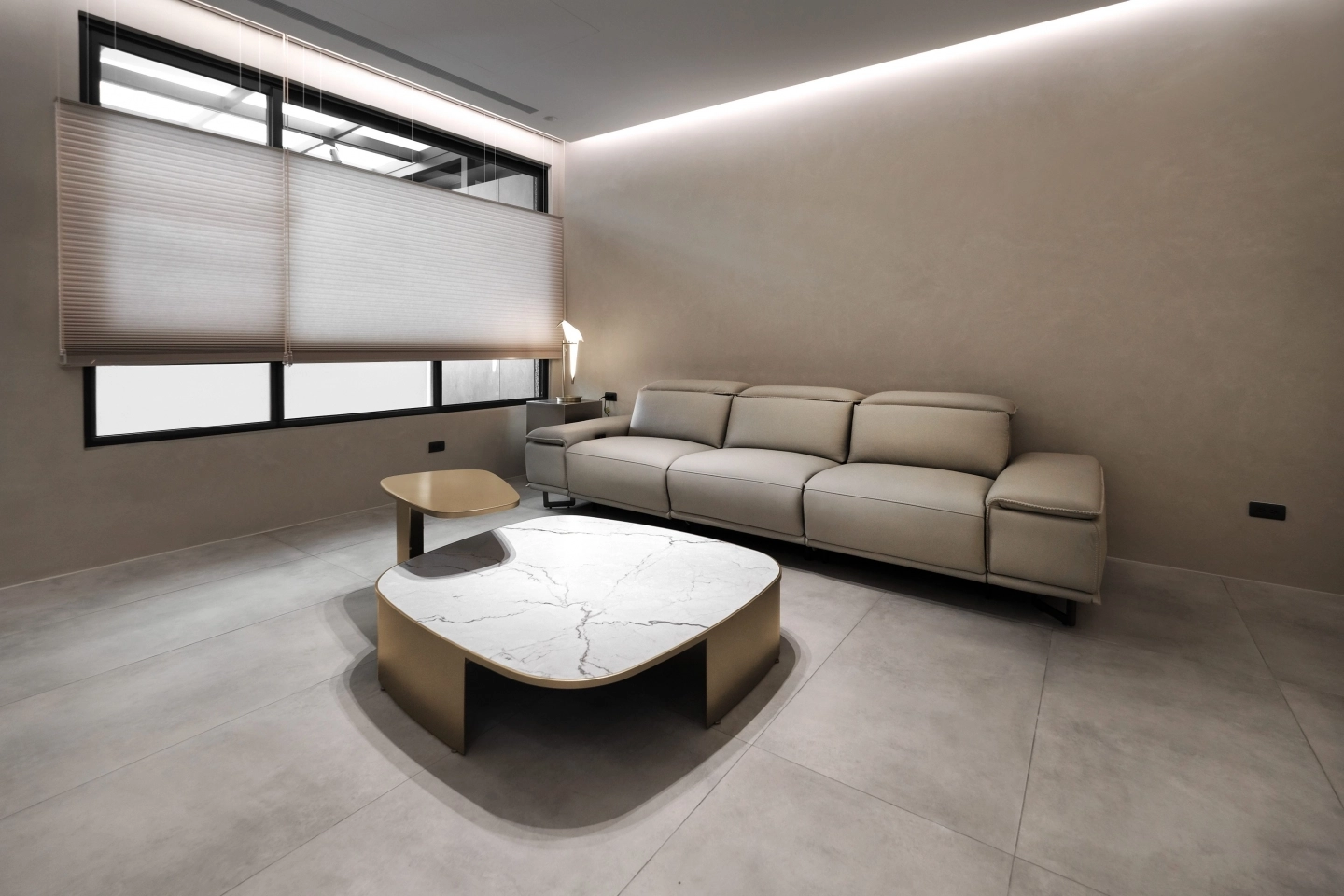 牛皮三座位電動沙發與金色金屬訂製茶几