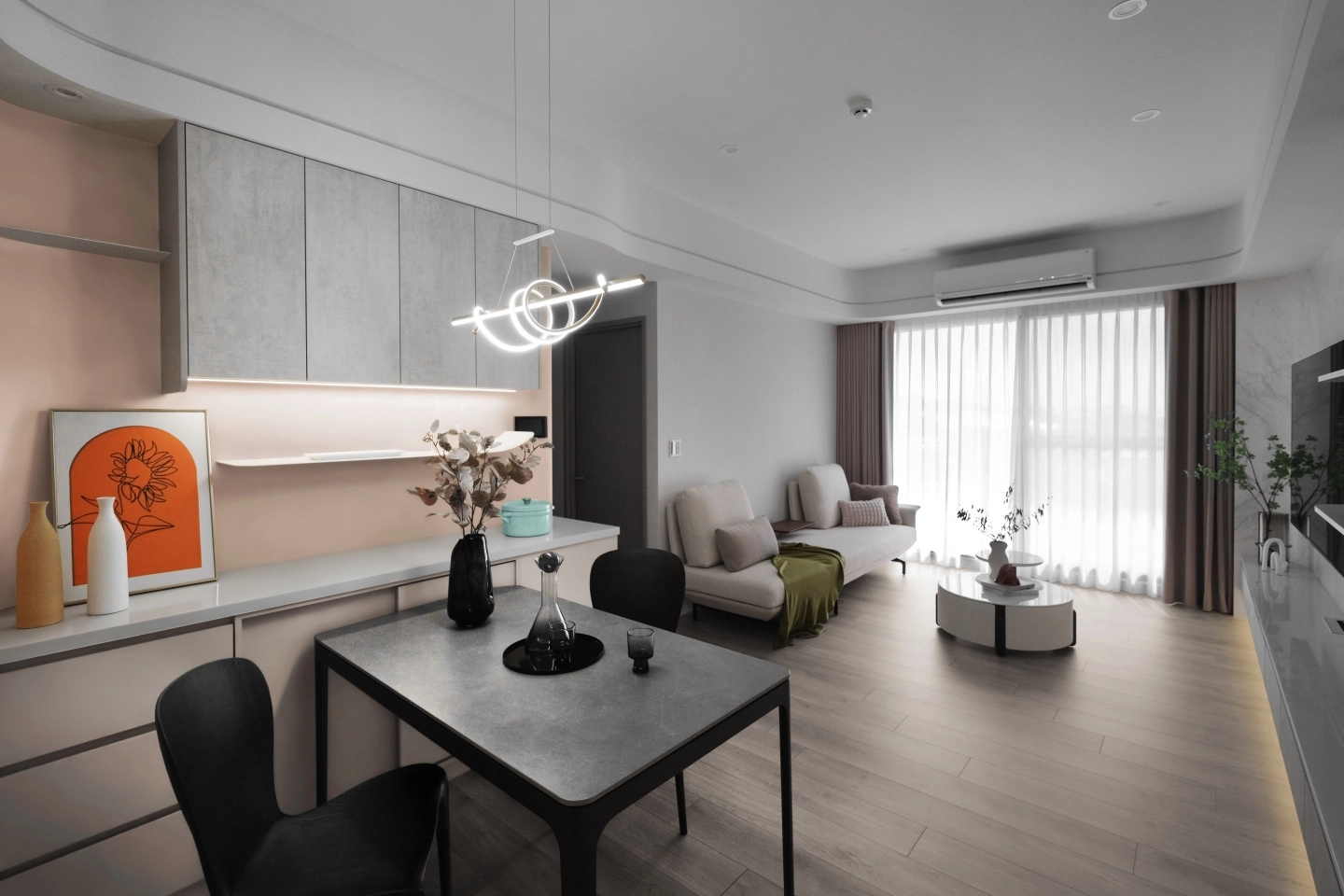 灰色岩板餐桌搭配大理石雙圓形茶几與白色貓抓布沙發