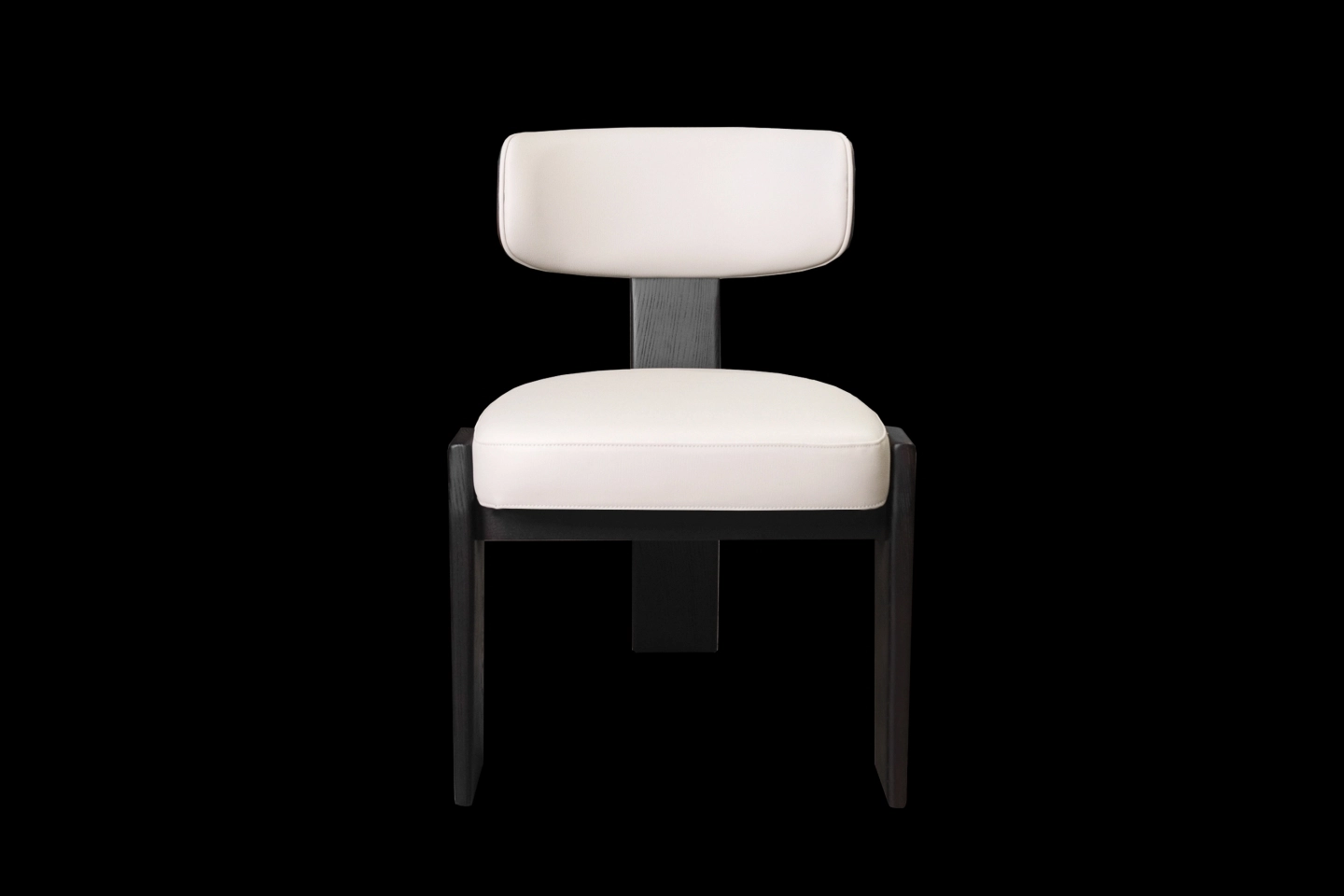 淺色皮革坐墊搭配深色實木木材椅子主結構