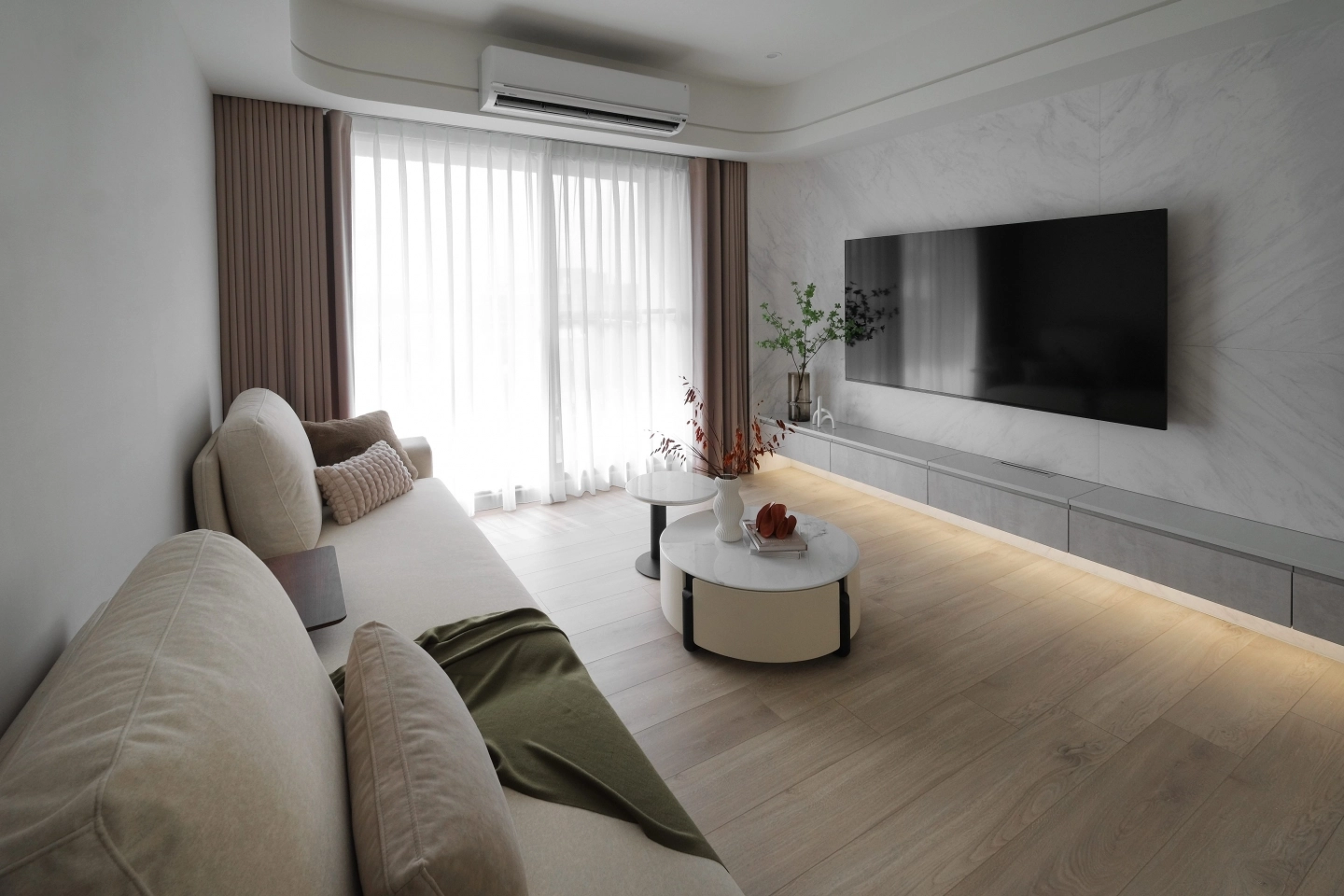 白色貓抓布沙發搭配實木邊桌