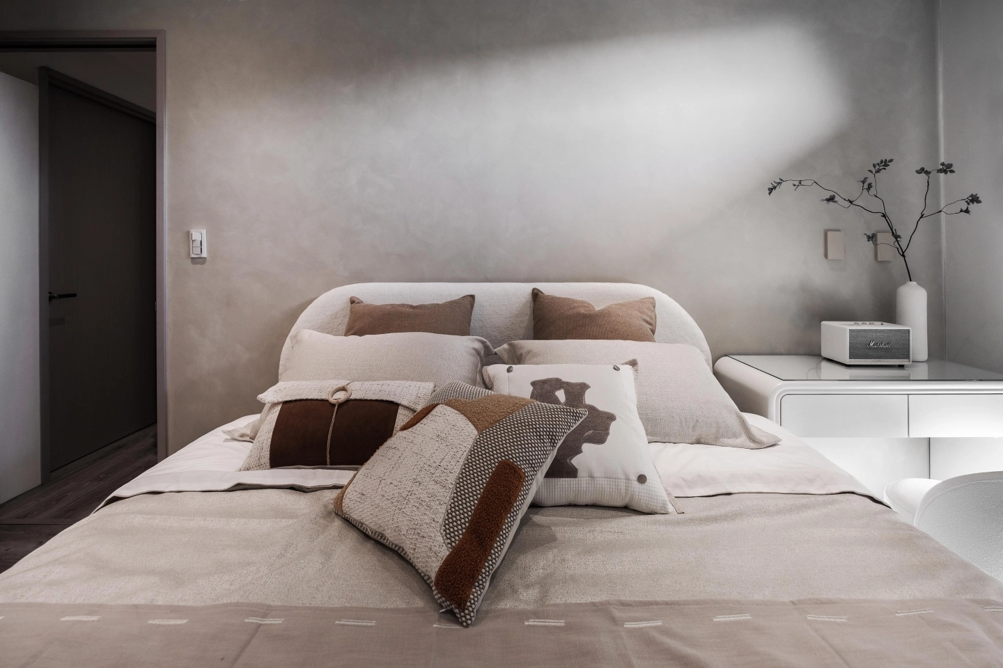 白色雪尼爾布料的床架