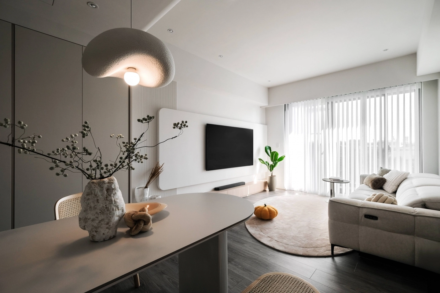 客廳採用訂製電動沙發,可調整沙發角度且具備Type c及USB充電