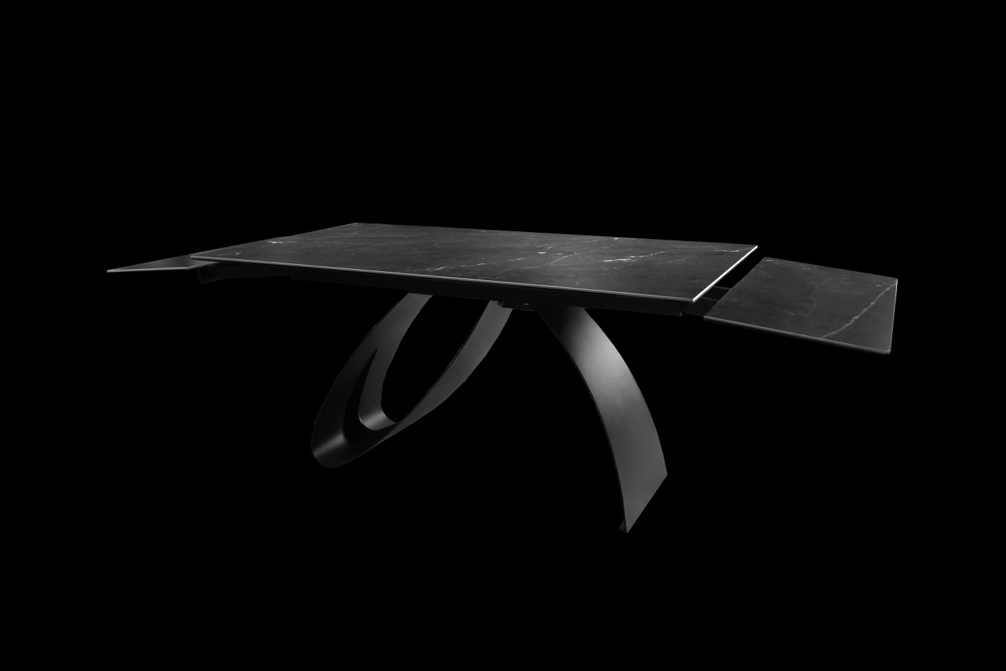 餐桌雙邊皆可以伸縮操作桌面尺寸,隨時調整理想的桌面長度