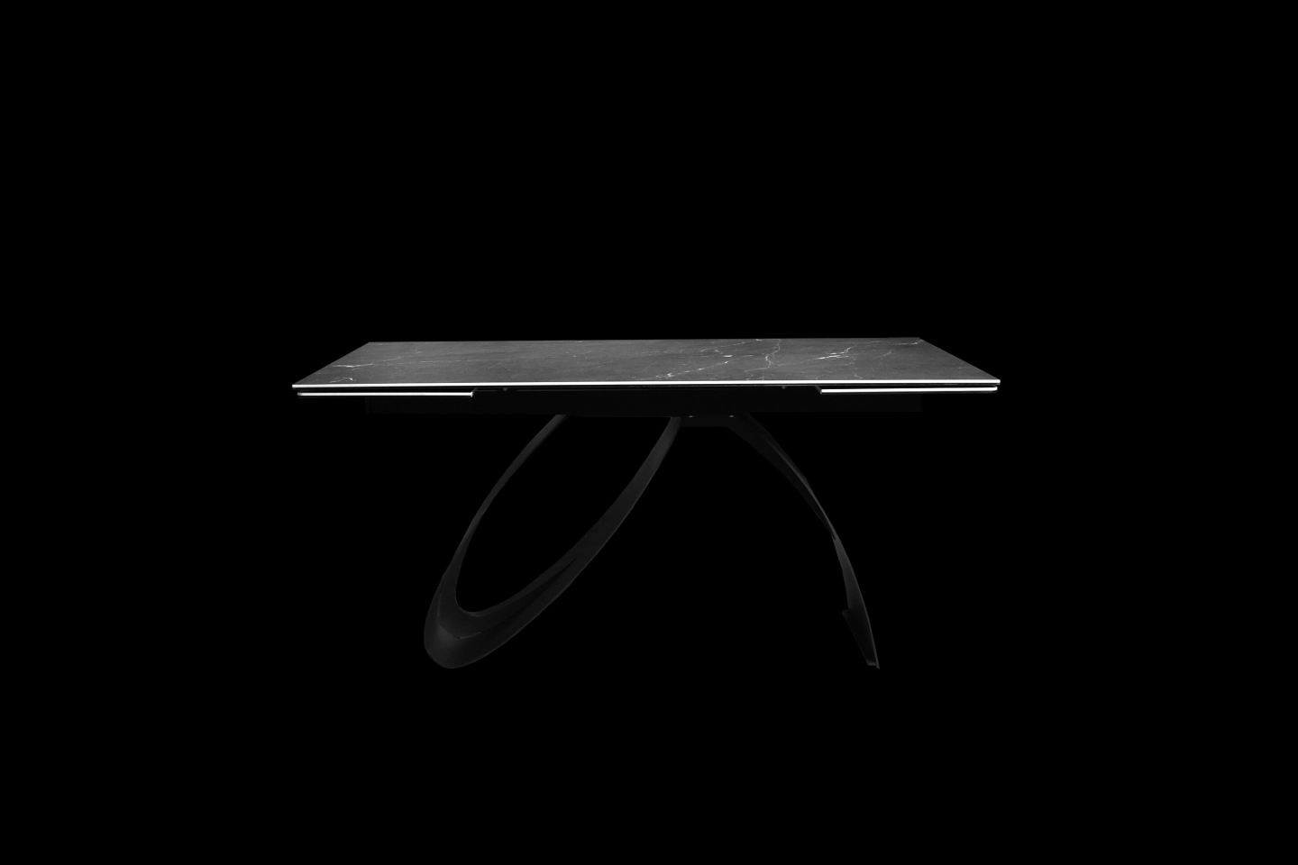 桌面縮小至長度140cm適合小家庭4人使用的桌面尺寸