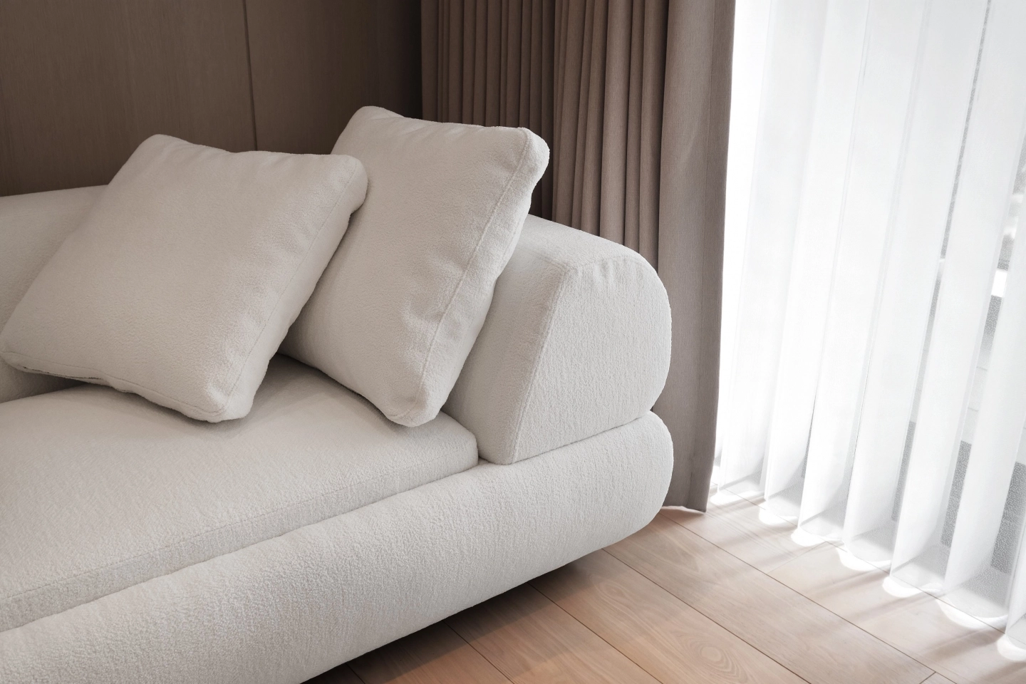 白色布款訂製沙發扶手處細節