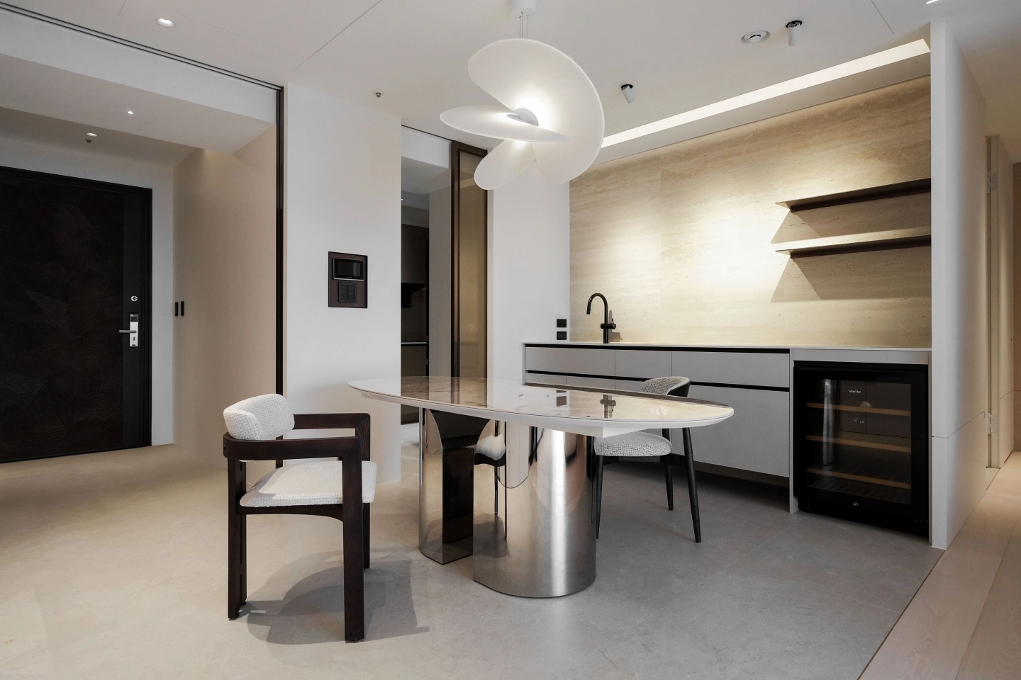 設計款實木餐椅搭配不鏽鋼金屬腳座餐桌