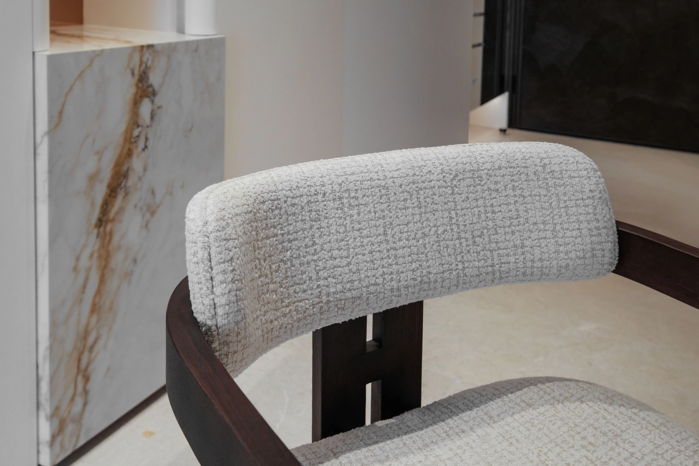 進口布料坐墊搭配北美梣木實木餐椅腳座