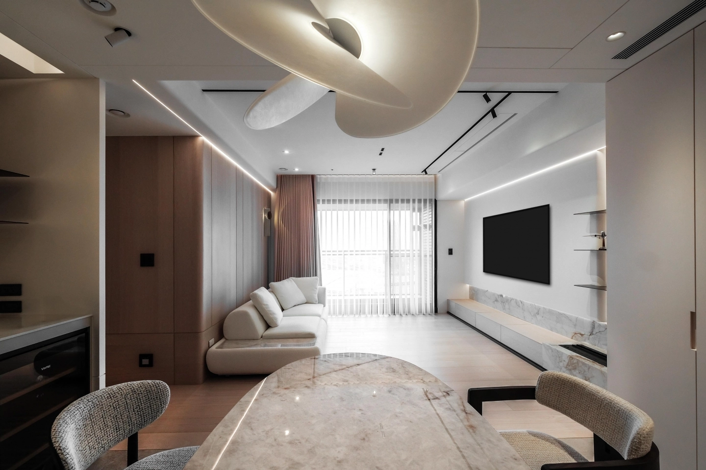 白色布料餐椅款式搭配北美梣木實木餐椅款式