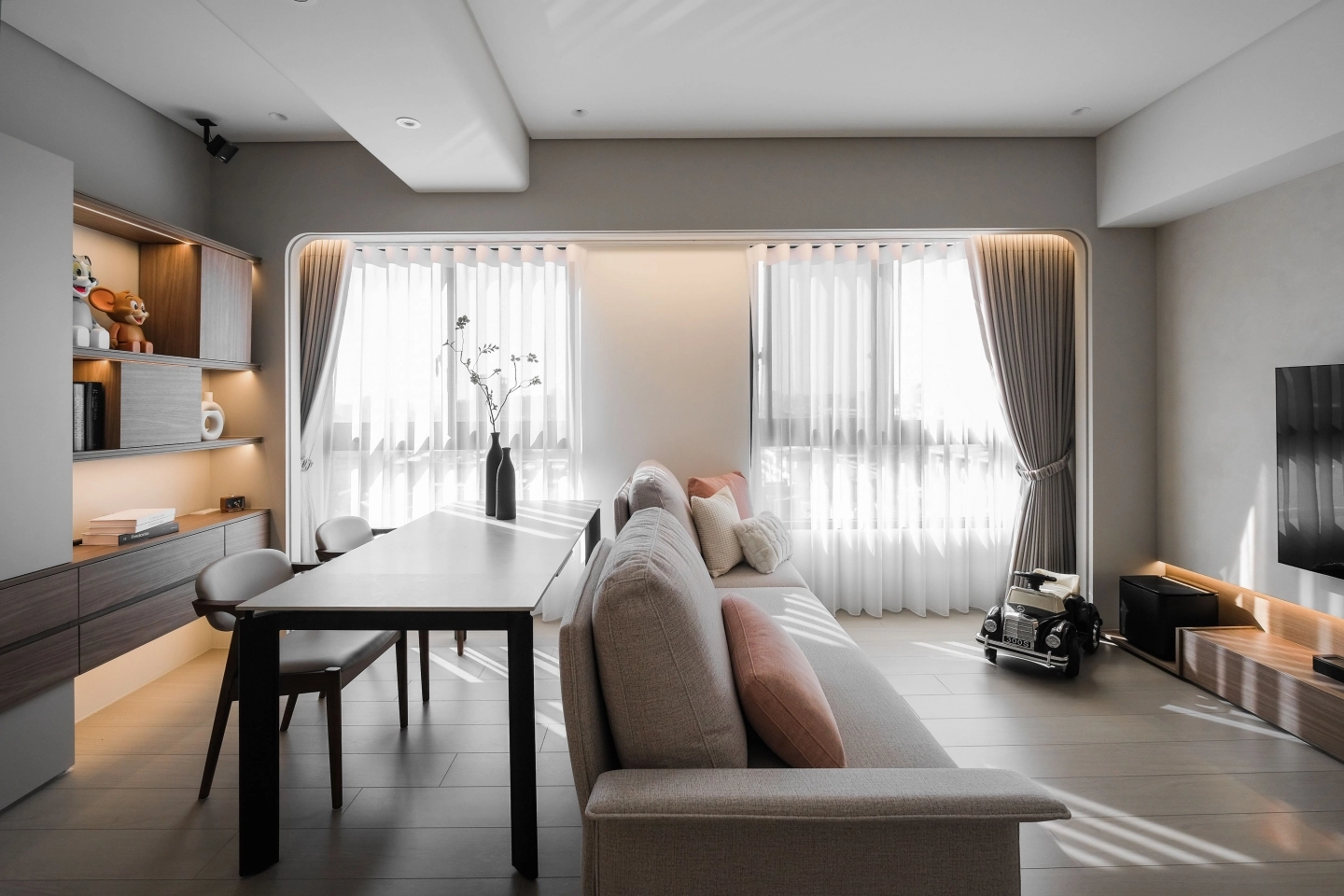 白色貓抓布料沙發搭配淺米色岩板伸縮餐桌