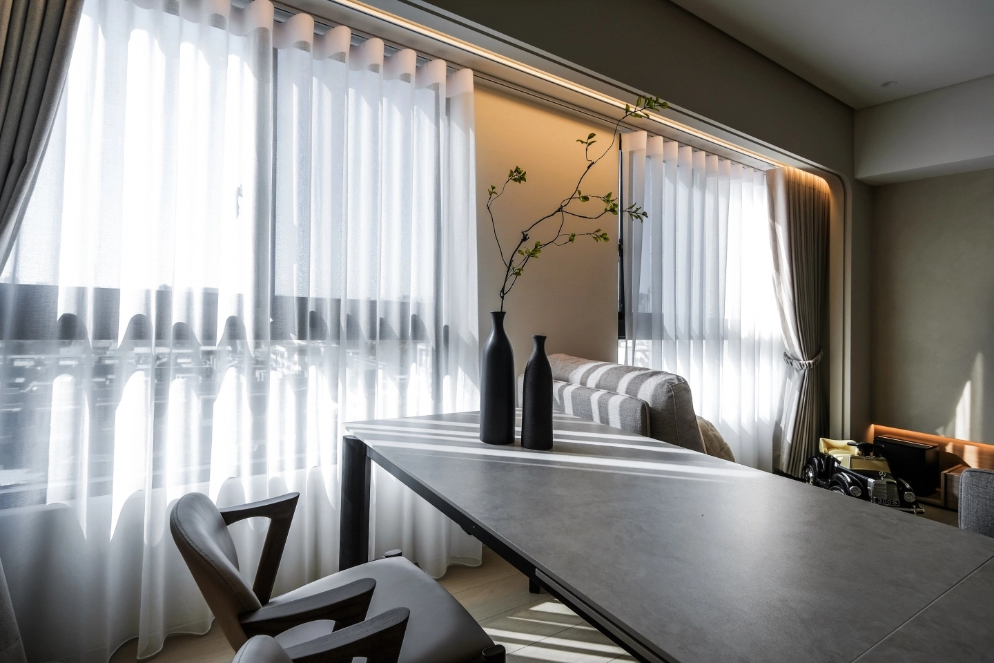 岩板伸縮餐桌搭配實木腳座搭配貓抓布宮崎椅