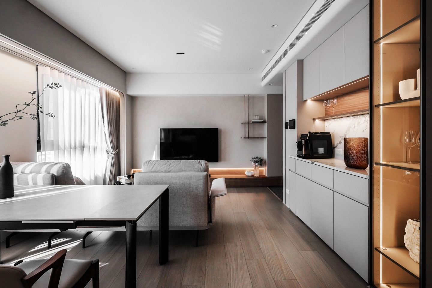 岩板伸縮餐桌四人餐桌伸縮至八人餐桌,腳座為實木材質