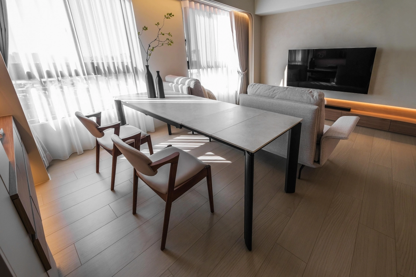 可單邊伸縮的岩板餐桌款式腳座為實木腳座