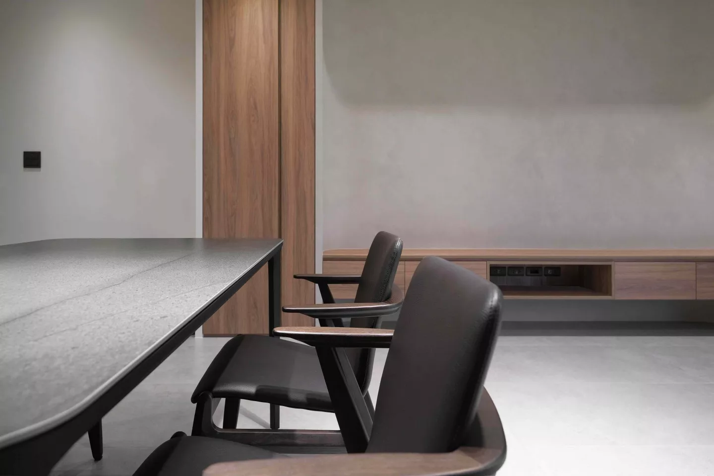 台灣製造訂製灰色餐桌與胡桃色餐椅